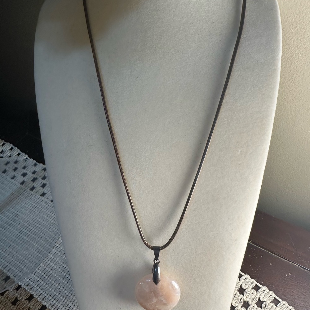 Round Flower Agate Pendant Necklace - Picture 4 of 6